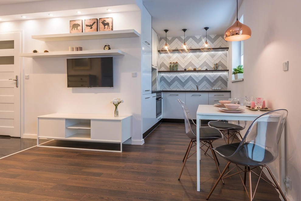 Ispirazione per una sala da pranzo aperta verso il soggiorno scandinava con pareti bianche, pavimento in legno massello medio e pavimento marrone