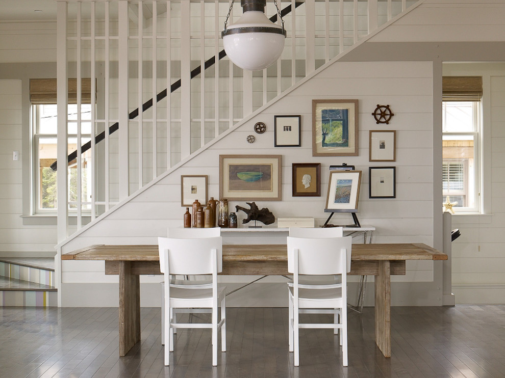 Стильный дизайн: столовая в современном стиле с белыми стенами и темным паркетным полом - последний тренд