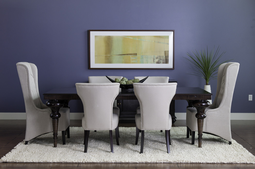На фото: столовая в стиле фьюжн с синими стенами и темным паркетным полом