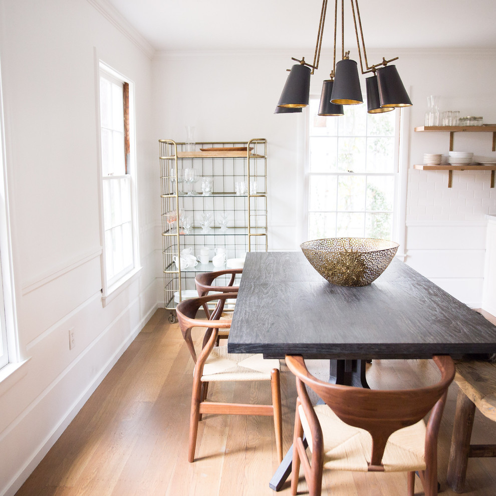 Aménagement d'une salle à manger ouverte sur la cuisine scandinave avec un mur blanc, parquet clair et aucune cheminée.