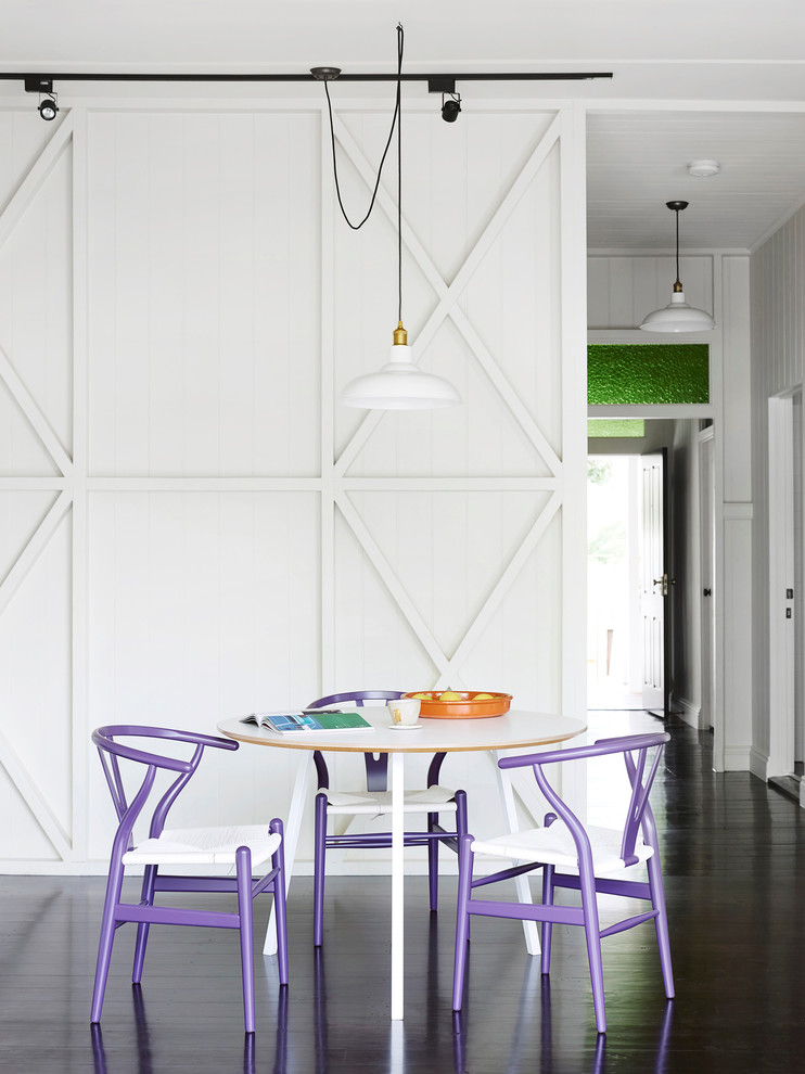 Foto di una sala da pranzo aperta verso la cucina scandinava con pareti bianche e pavimento in legno verniciato