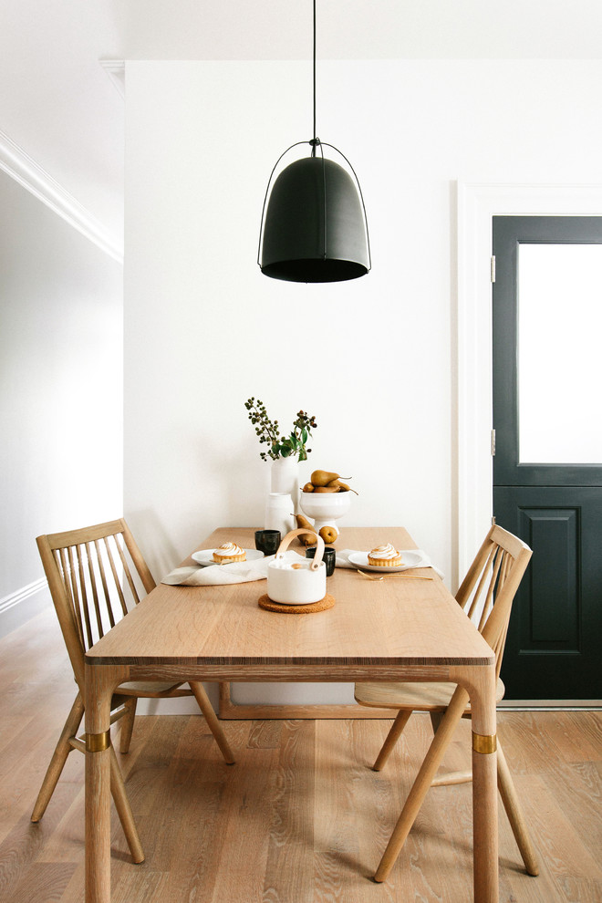 Foto de comedor de cocina nórdico pequeño con paredes blancas