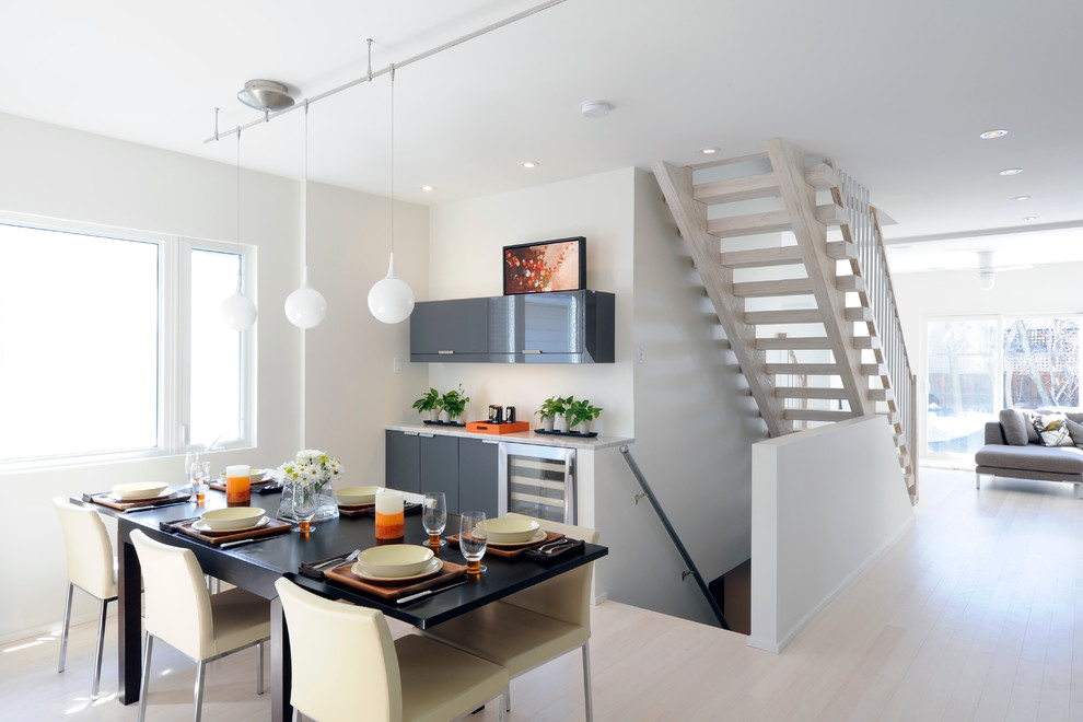 На фото: кухня-столовая среднего размера в скандинавском стиле с белыми стенами и светлым паркетным полом