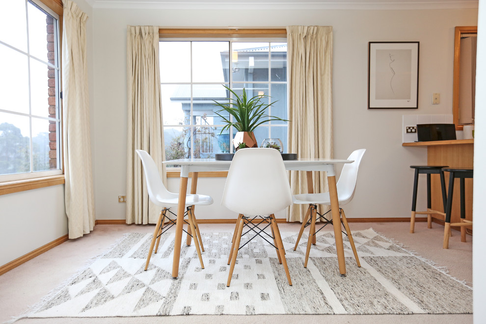 Cette photo montre une salle à manger ouverte sur la cuisine scandinave de taille moyenne avec un mur blanc et moquette.