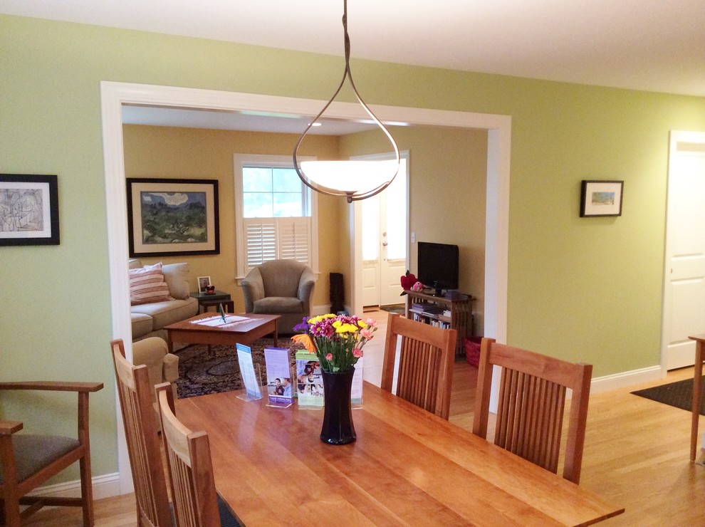 Idée de décoration pour une salle à manger ouverte sur la cuisine craftsman de taille moyenne avec un mur vert, parquet clair et aucune cheminée.