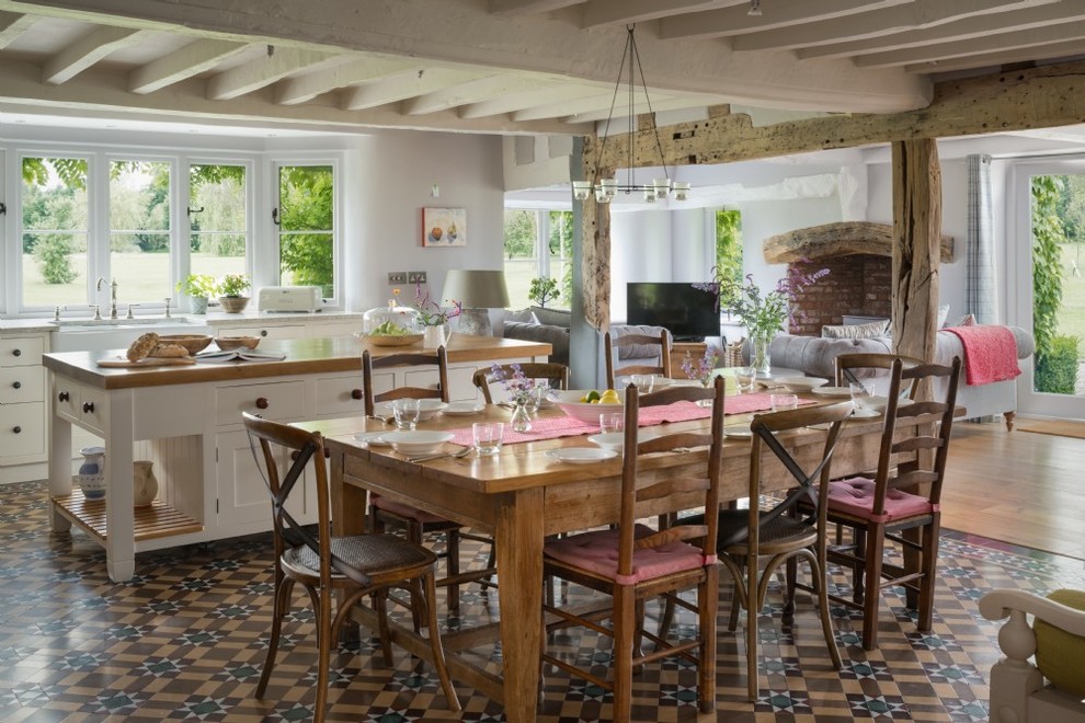Inspiration pour une salle à manger ouverte sur le salon rustique de taille moyenne avec un mur gris, un sol en carrelage de céramique et un sol beige.