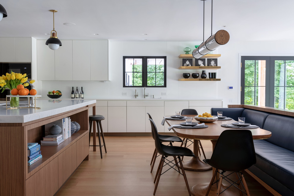 Kleine Country Wohnküche ohne Kamin mit weißer Wandfarbe und hellem Holzboden in New York
