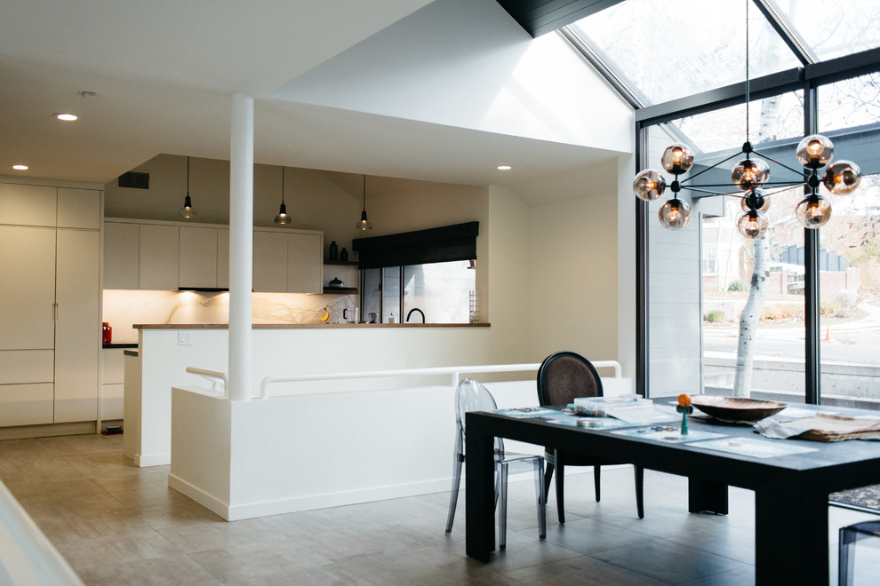 Exemple d'une salle à manger ouverte sur la cuisine moderne de taille moyenne avec un sol en carrelage de céramique, un mur blanc et aucune cheminée.