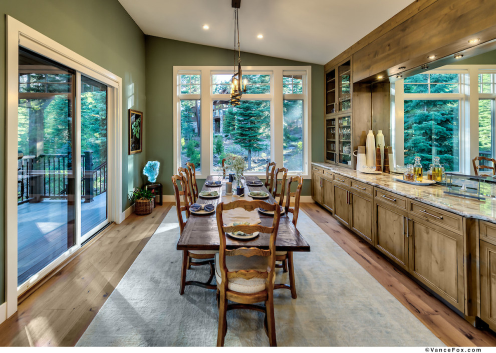 Ispirazione per una sala da pranzo aperta verso il soggiorno classica di medie dimensioni con pareti verdi, pavimento con piastrelle in ceramica e pavimento marrone