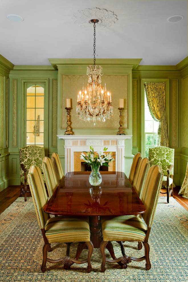 Imagen de comedor clásico con paredes verdes y todas las chimeneas