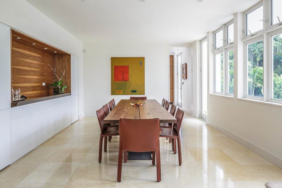 Ispirazione per una sala da pranzo minimalista chiusa con pareti bianche
