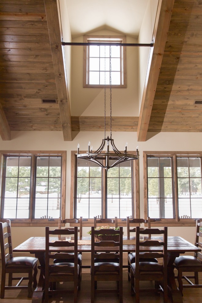 Imagen de comedor rústico grande abierto sin chimenea con paredes beige, suelo de madera en tonos medios y suelo marrón