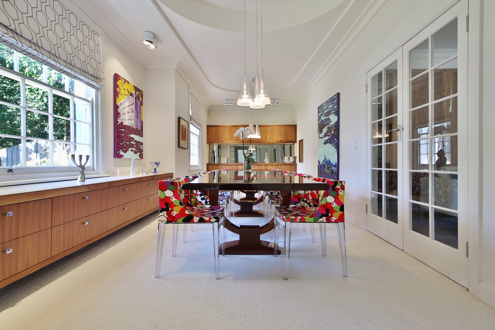 Источник вдохновения для домашнего уюта: столовая в современном стиле с белыми стенами, ковровым покрытием и белым полом
