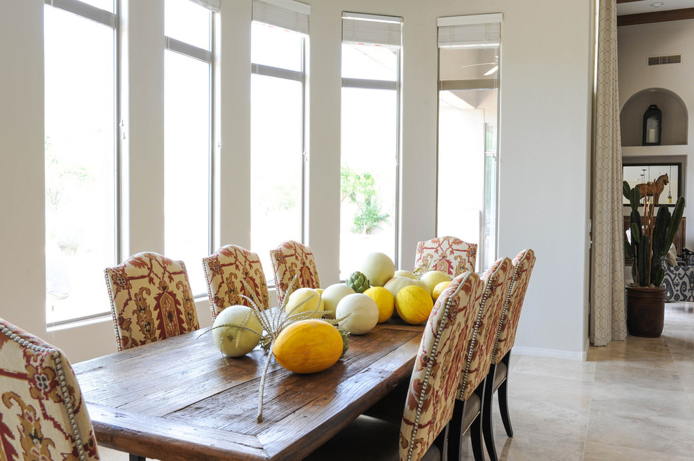 Idee per una grande sala da pranzo aperta verso la cucina classica con pareti bianche, pavimento in gres porcellanato e pavimento beige