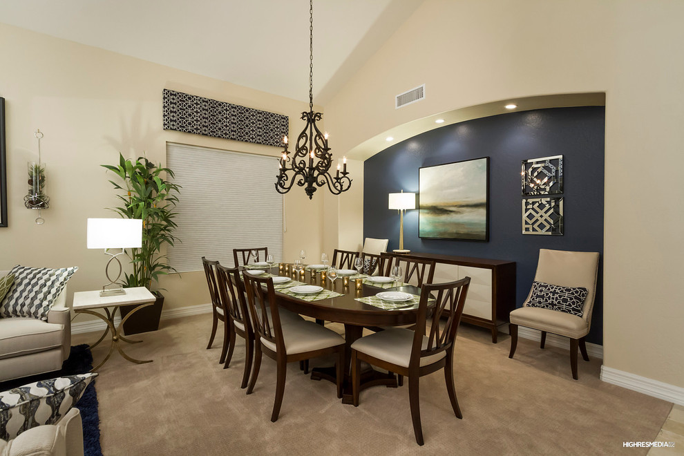 Immagine di una grande sala da pranzo aperta verso il soggiorno chic con pareti blu e moquette