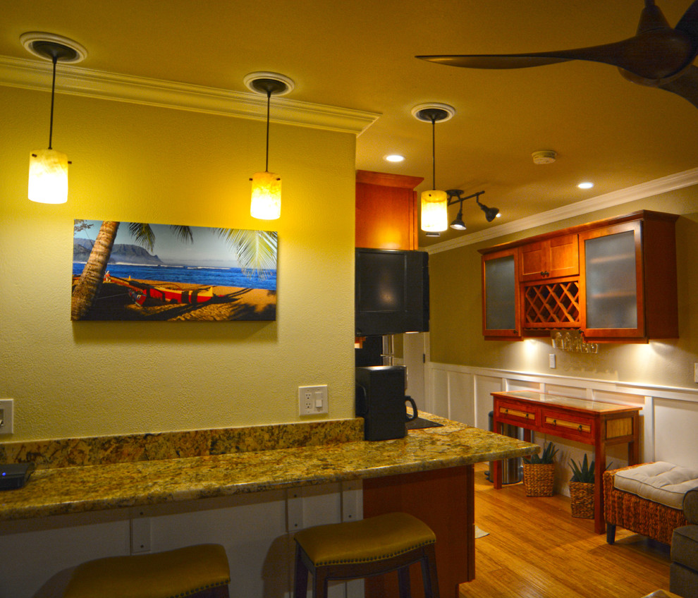 ハワイにある低価格の小さなトラディショナルスタイルのおしゃれなダイニングキッチン (黄色い壁、竹フローリング) の写真
