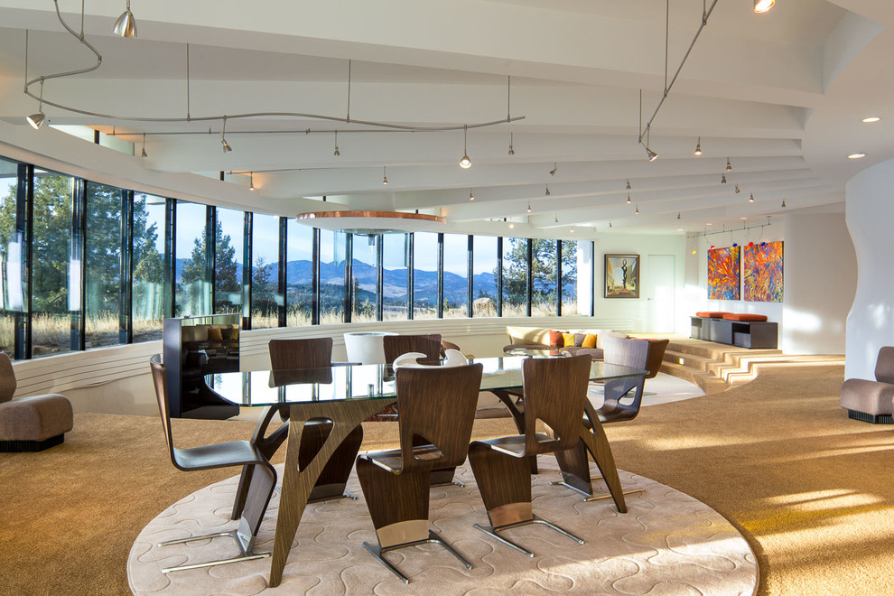 Esempio di una sala da pranzo aperta verso il soggiorno design con moquette