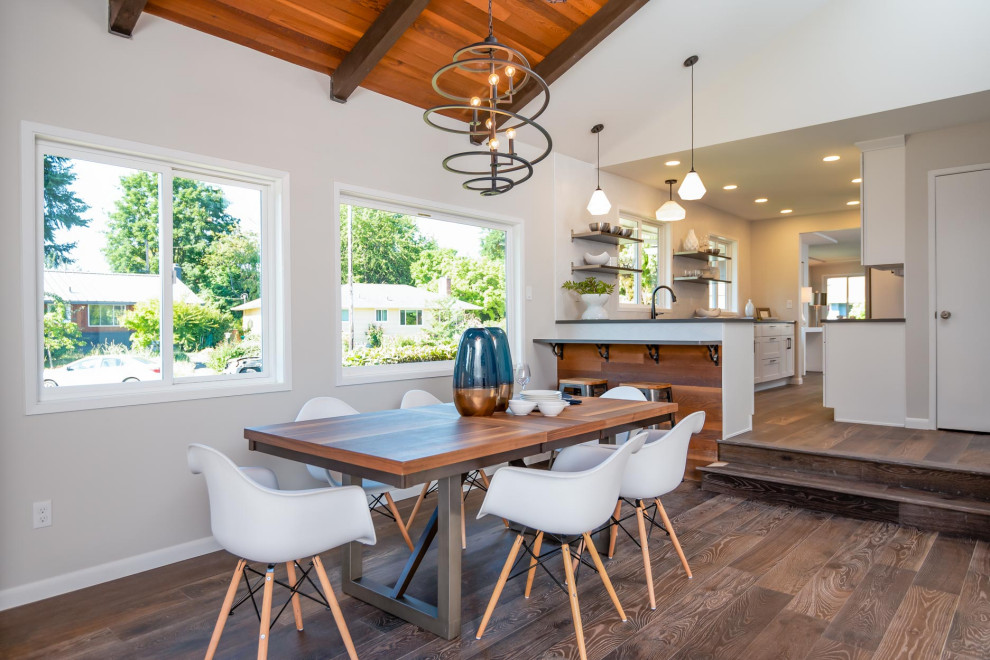 Mittelgroße Klassische Wohnküche mit grauer Wandfarbe, braunem Holzboden, braunem Boden und Holzdecke in Portland