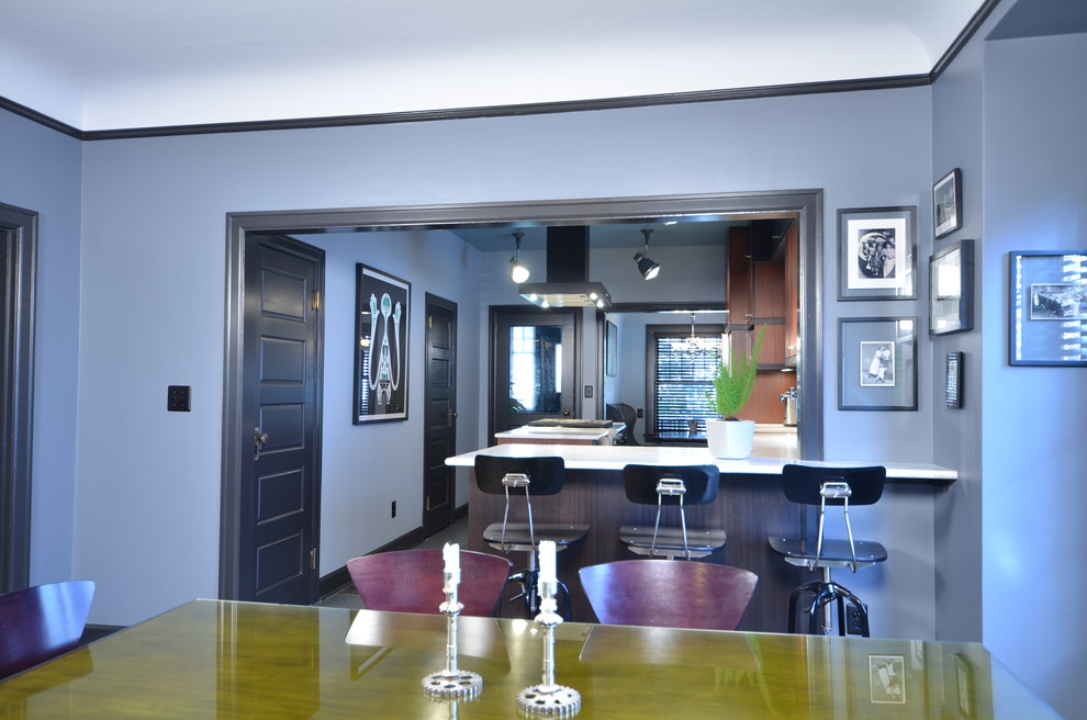 Foto de comedor de cocina moderno de tamaño medio con paredes azules y suelo de madera oscura