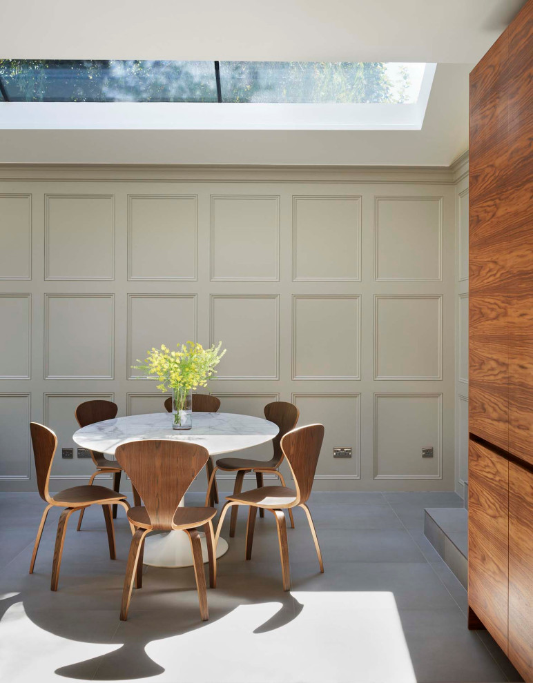 Mittelgroße Moderne Wohnküche mit beiger Wandfarbe, Porzellan-Bodenfliesen und grauem Boden in London