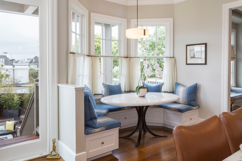 Klassische Wohnküche mit beiger Wandfarbe und braunem Holzboden in San Francisco