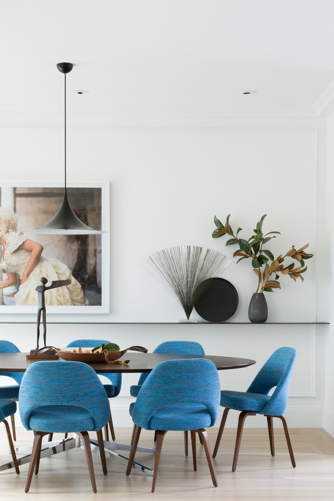 Idee per una sala da pranzo contemporanea chiusa e di medie dimensioni con pareti bianche, parquet chiaro e pavimento beige