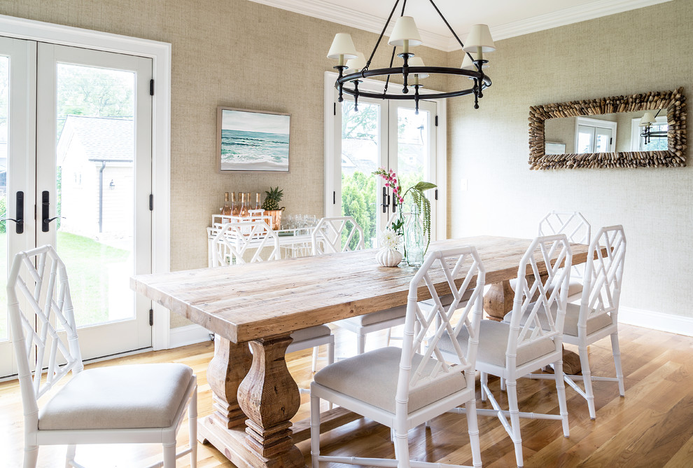 Ispirazione per una sala da pranzo stile marinaro chiusa con pavimento marrone, pareti beige e pavimento in legno massello medio