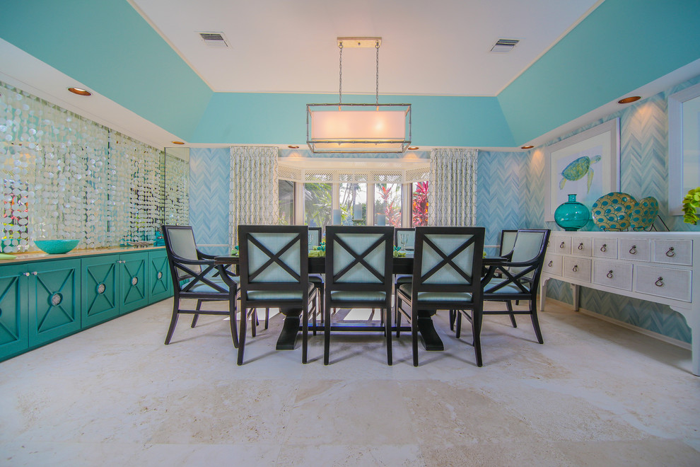 Foto di una grande sala da pranzo stile marino chiusa con pareti blu e pavimento in travertino