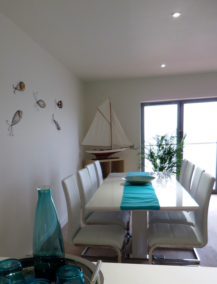 Ispirazione per una sala da pranzo stile marinaro con pareti bianche e parquet chiaro