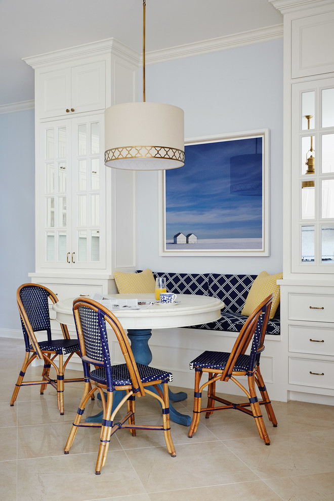На фото: столовая в морском стиле с синими стенами с