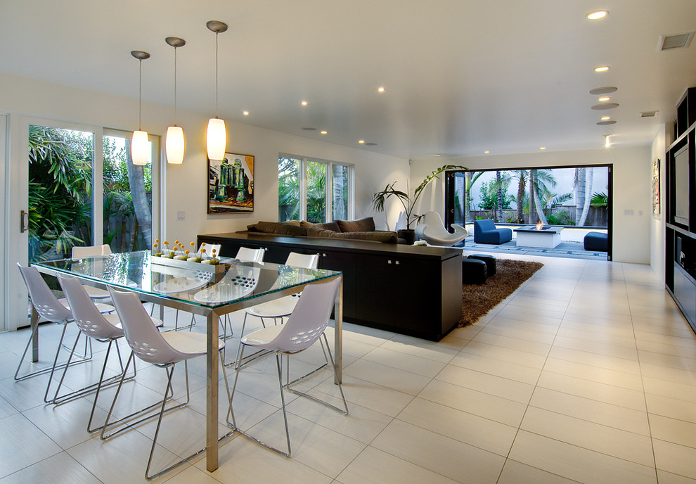 Example of a minimalist dining room design in San Diego