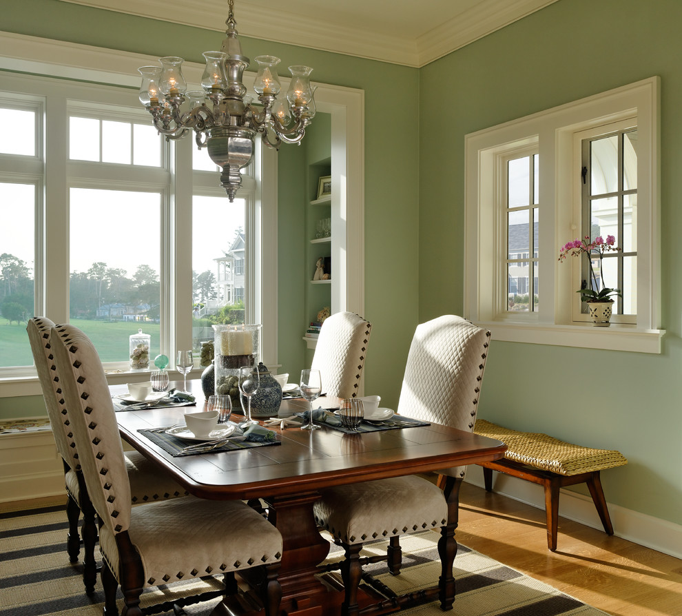 Foto de comedor de cocina costero pequeño con paredes verdes y suelo de madera en tonos medios