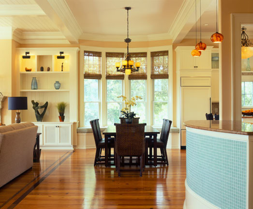 Große Klassische Wohnküche mit beiger Wandfarbe, dunklem Holzboden, braunem Boden und Kassettendecke in Charleston