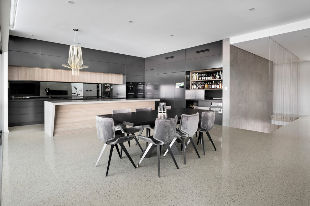 Immagine di una grande sala da pranzo aperta verso il soggiorno minimalista con pavimento in cemento e pavimento grigio