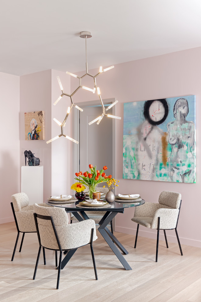 Inredning av en eklektisk mellanstor matplats med öppen planlösning, med rosa väggar, ljust trägolv och beiget golv