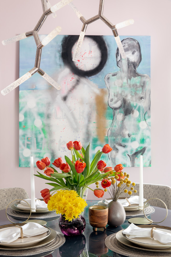 Foto di una sala da pranzo aperta verso il soggiorno eclettica di medie dimensioni con pareti rosa, parquet chiaro, nessun camino e pavimento beige