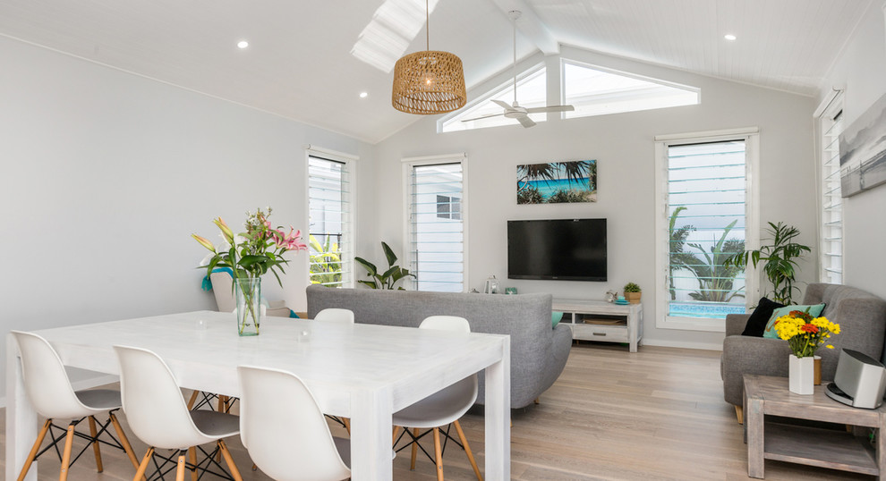 This is an example of a coastal dining room in Gold Coast - Tweed.
