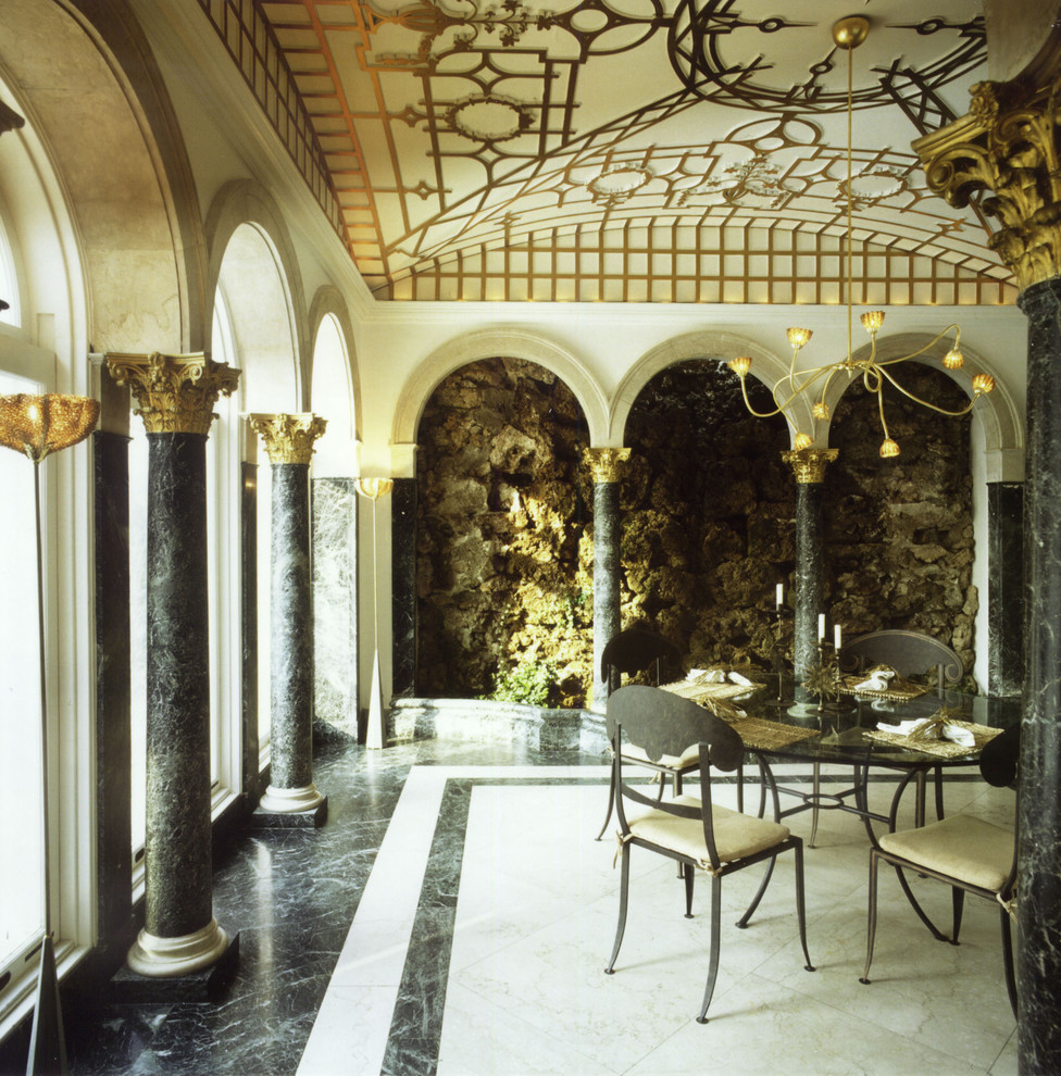 Idee per un'ampia sala da pranzo aperta verso il soggiorno mediterranea con pavimento in gres porcellanato