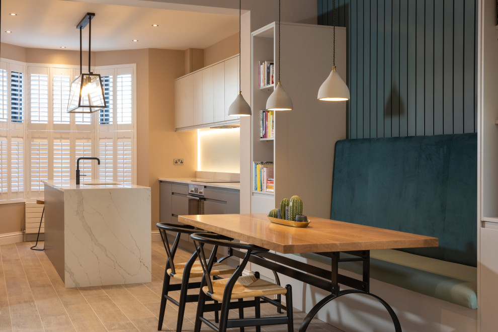 Идея дизайна: кухня-столовая в современном стиле с бежевыми стенами, коричневым полом и деревянными стенами без камина