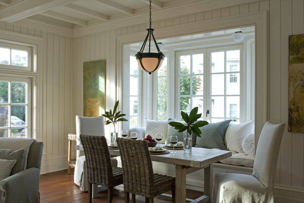 Ispirazione per una sala da pranzo costiera con pareti bianche, pavimento in legno massello medio e pavimento marrone