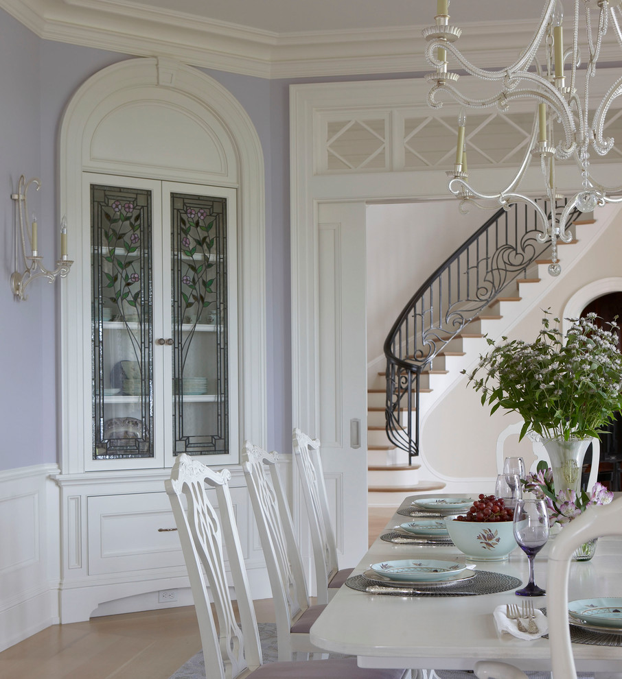 На фото: огромная отдельная столовая в классическом стиле с фиолетовыми стенами и светлым паркетным полом