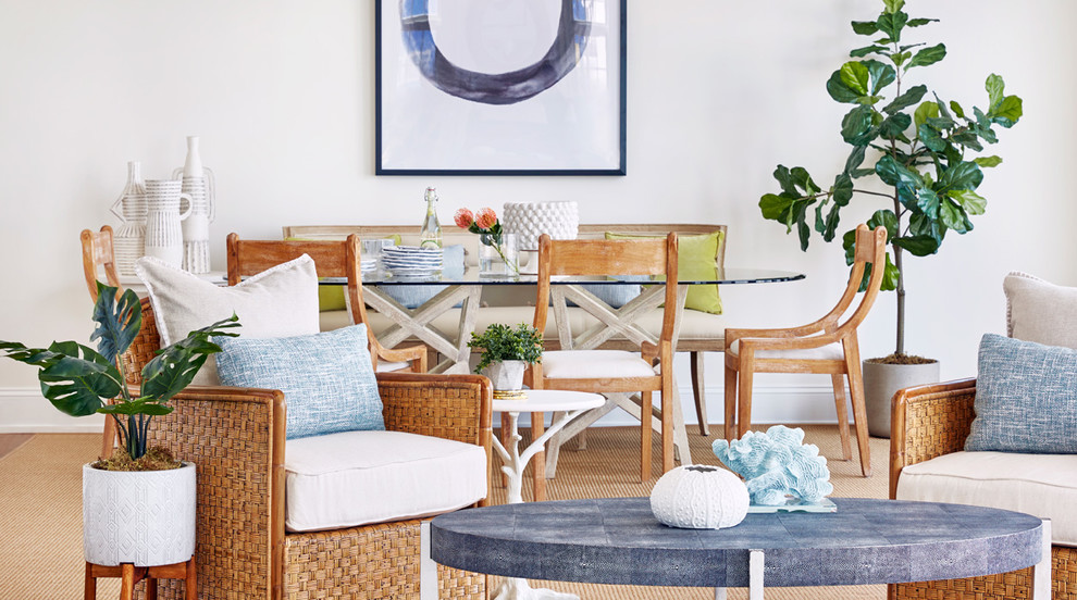 Стильный дизайн: гостиная-столовая в морском стиле с белыми стенами, ковровым покрытием и бежевым полом - последний тренд
