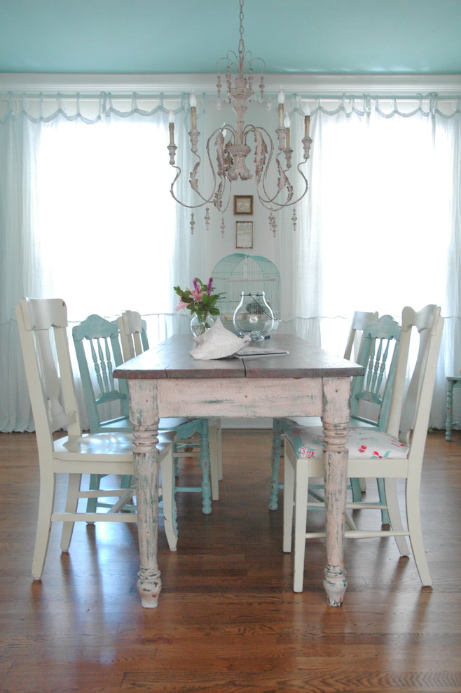 Inspiration for a shabby-chic style dining room remodel in Nashville