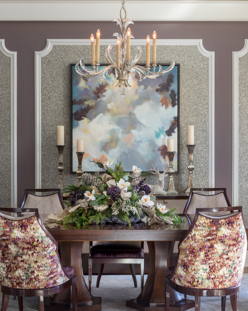На фото: гостиная-столовая среднего размера в классическом стиле с фиолетовыми стенами, паркетным полом среднего тона и коричневым полом без камина