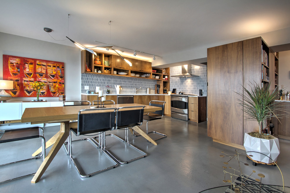 Ispirazione per una sala da pranzo aperta verso la cucina contemporanea con pareti marroni, pavimento in cemento, nessun camino e pavimento grigio