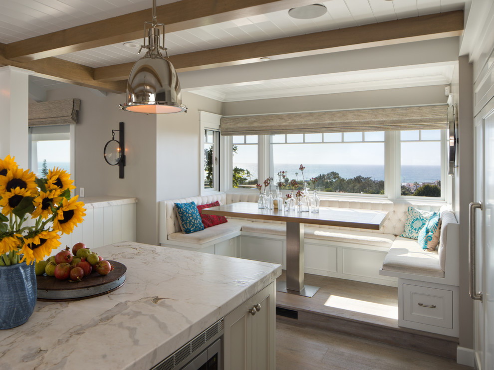 Klassische Wohnküche mit grauer Wandfarbe und braunem Holzboden in San Diego