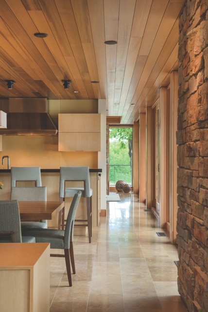 Aménagement d'une grande salle à manger ouverte sur la cuisine moderne avec un mur beige, un sol en travertin et aucune cheminée.