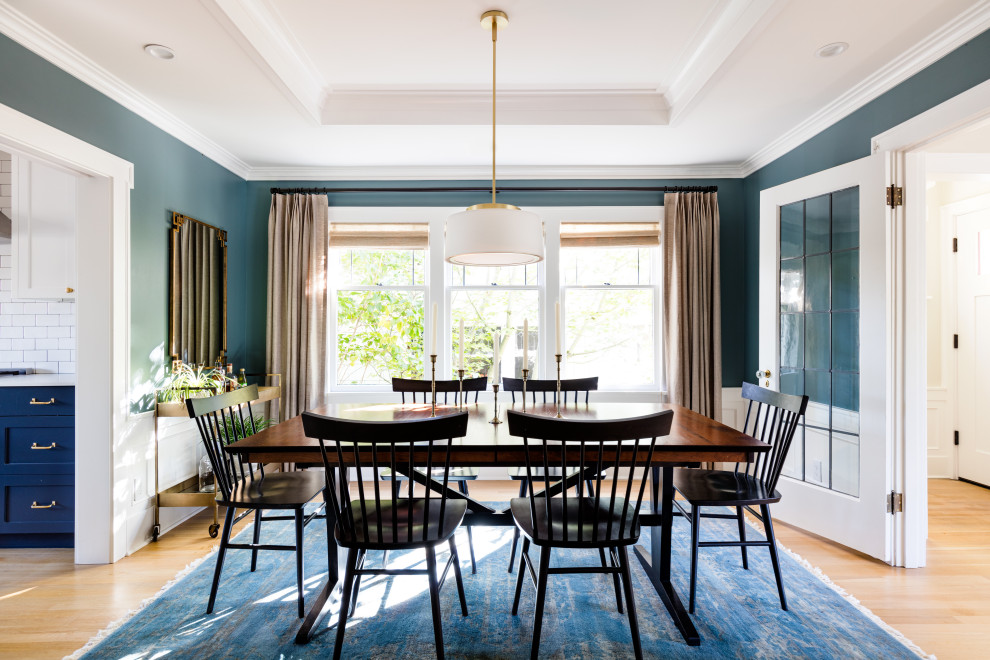 Ispirazione per una sala da pranzo classica chiusa e di medie dimensioni con pareti blu, parquet chiaro, nessun camino e pavimento marrone