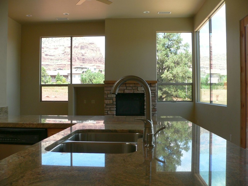 Пример оригинального дизайна: кухня-столовая среднего размера в стиле фьюжн с стандартным камином и фасадом камина из камня