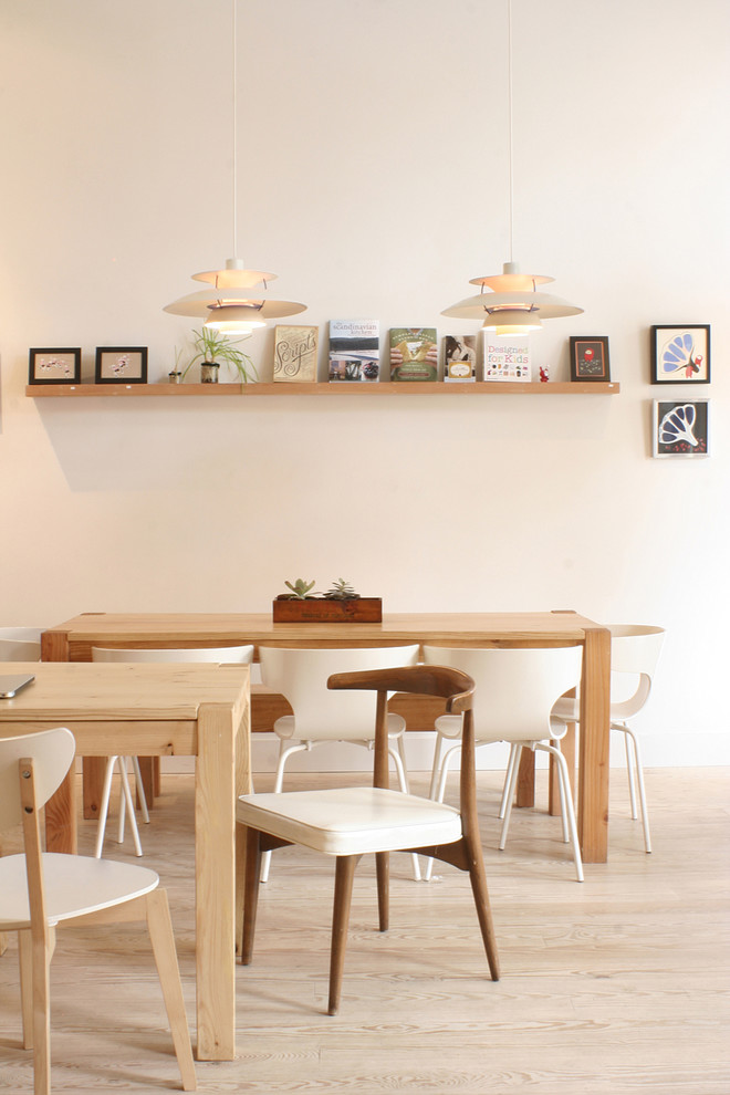 Aménagement d'une salle à manger contemporaine avec un mur blanc.
